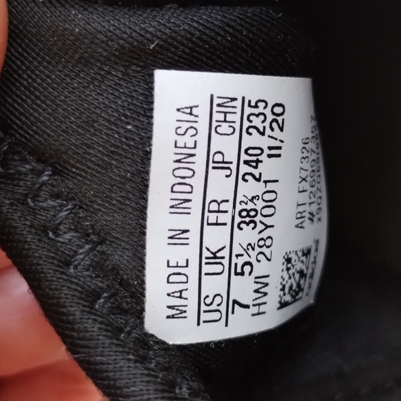 Black slip-on Adidas size 7 still lots life - Picture 4 of 5